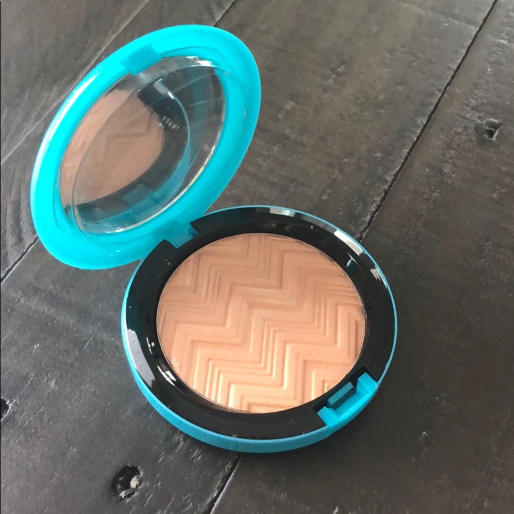Made in Italy MAC Face highlighter